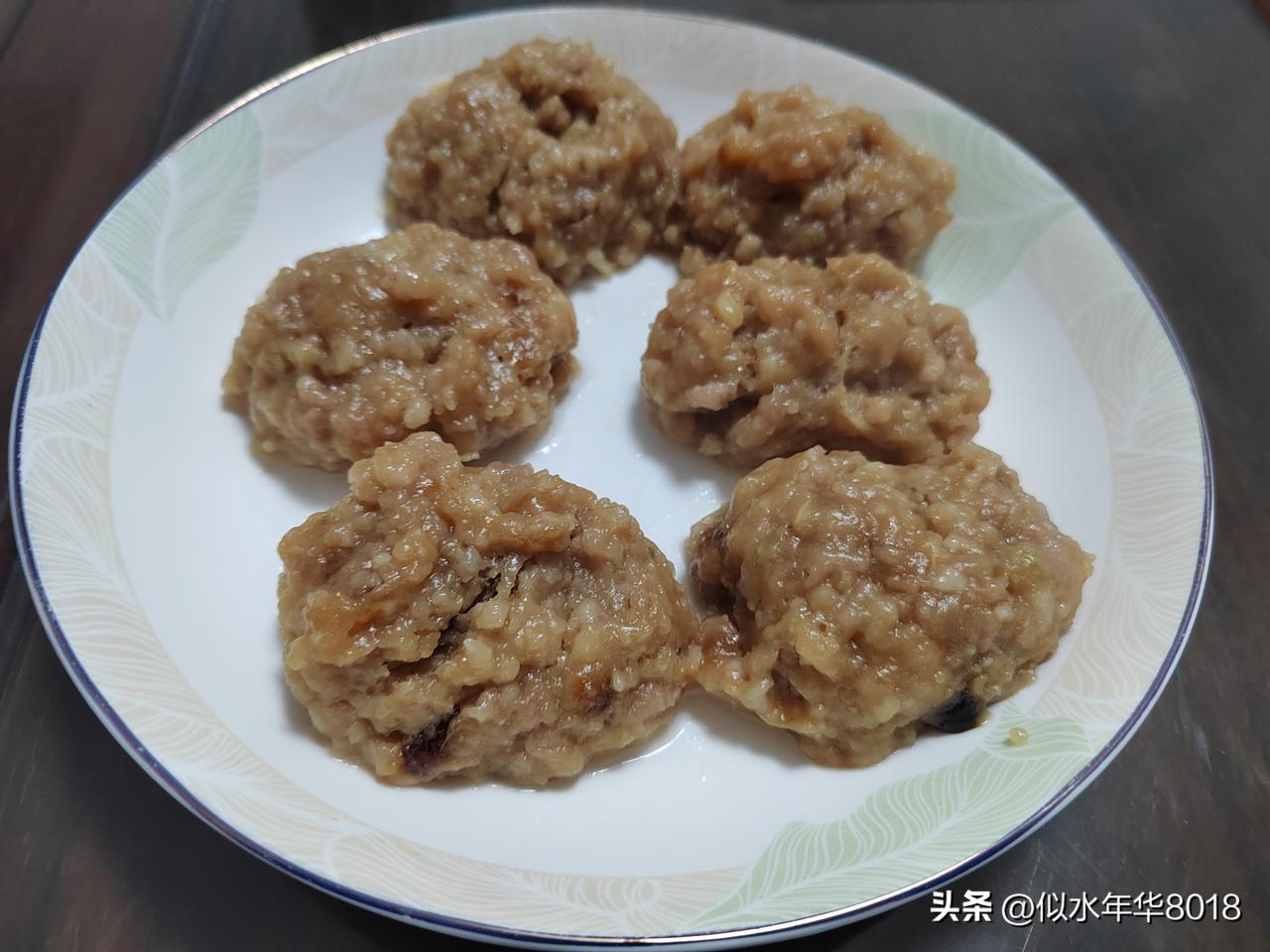 蒸衢州肉圆
今天到菜市场买了芋头、绞肉，准备蒸衢州肉圆吃。
准备工作：芋头用高压