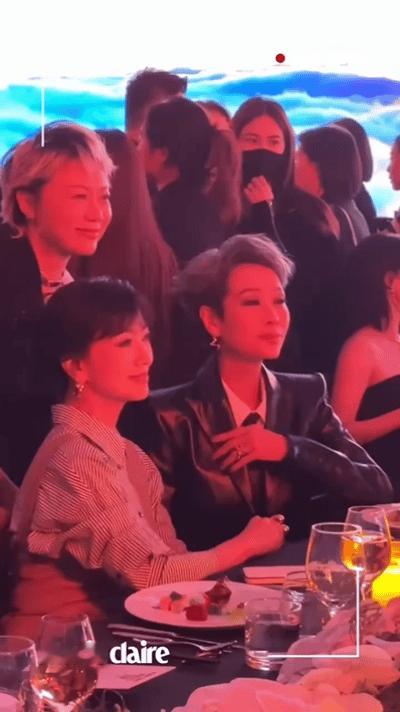 张小斐晒与叶童赵雅芝合照  亮相嘉人女性影响力之夜这套造型真的是给我迷晕啦，姐姐