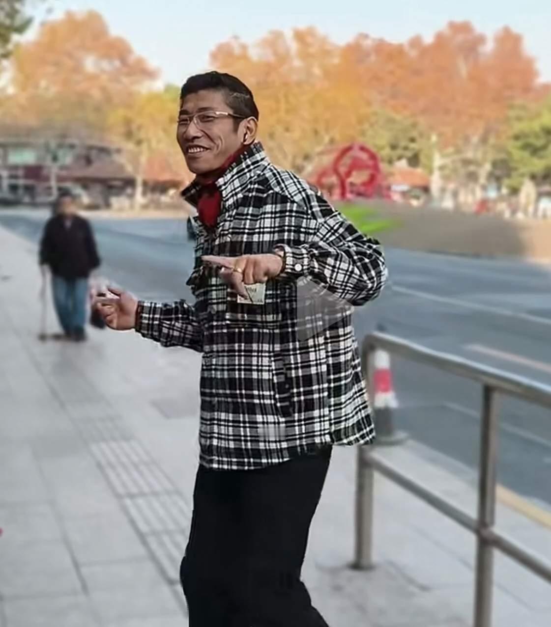 张某轻信短视频里那个自称张半仙的荐股人，把一百多万砸进一支所谓稳赚的股票，结果股