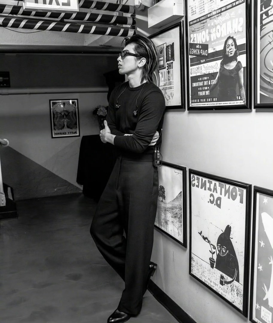 蔡徐坤 2026 KUN全球巡回演唱会·芝加哥站，身穿一身黑色的Zegna定制系