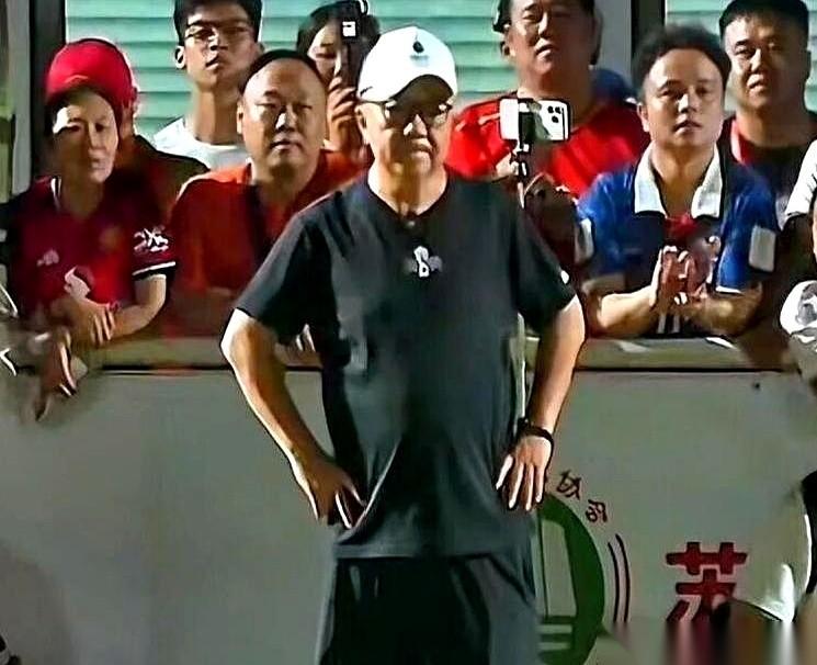 在苏州奥体中心落幕的第6届“2034杯”决赛后，赛事创始人兼解说员董路对着镜头，