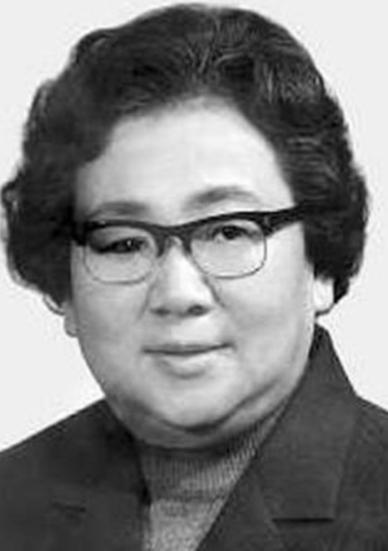 1943年，17岁的中国少女被困在纳粹集中营，德军搜身时竟翻出一支刻着“朱德”二