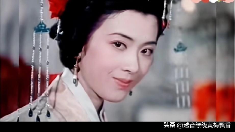 龚雪在八十年代曾被誉为“大陆第一美人”的称号，她笑时如山茶花开放，哭时如梨花带雨