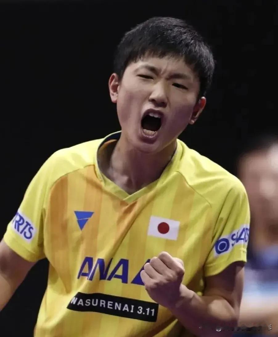 阿曼马斯喀特球星挑战赛男单十六分之一决赛：张本智和VS纳维德-沙姆斯。
第一局张