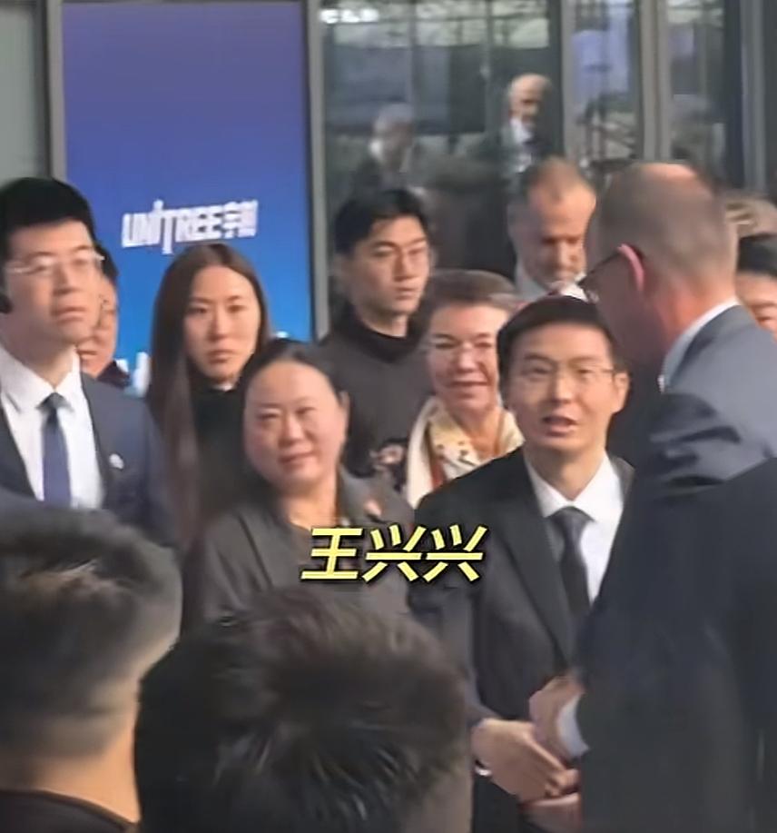 2月26日，德国总理默茨在浙江杭州参访宇树科技，宇树科技创始人、CEO王兴兴在下