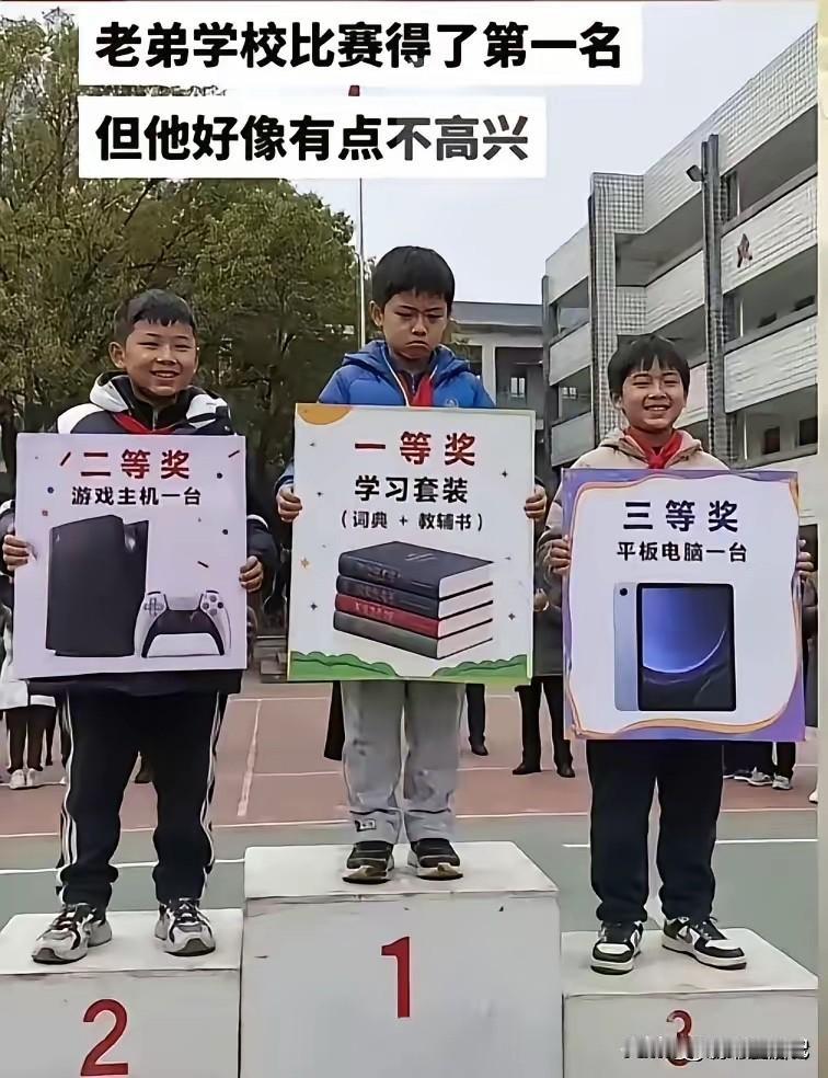 哈哈，看把第二名高兴的。