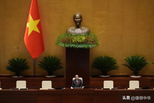 这一刻属于“陈青敏时间”，独坐国会主席台，在胡志明像的注视下，接受越南各位代表的