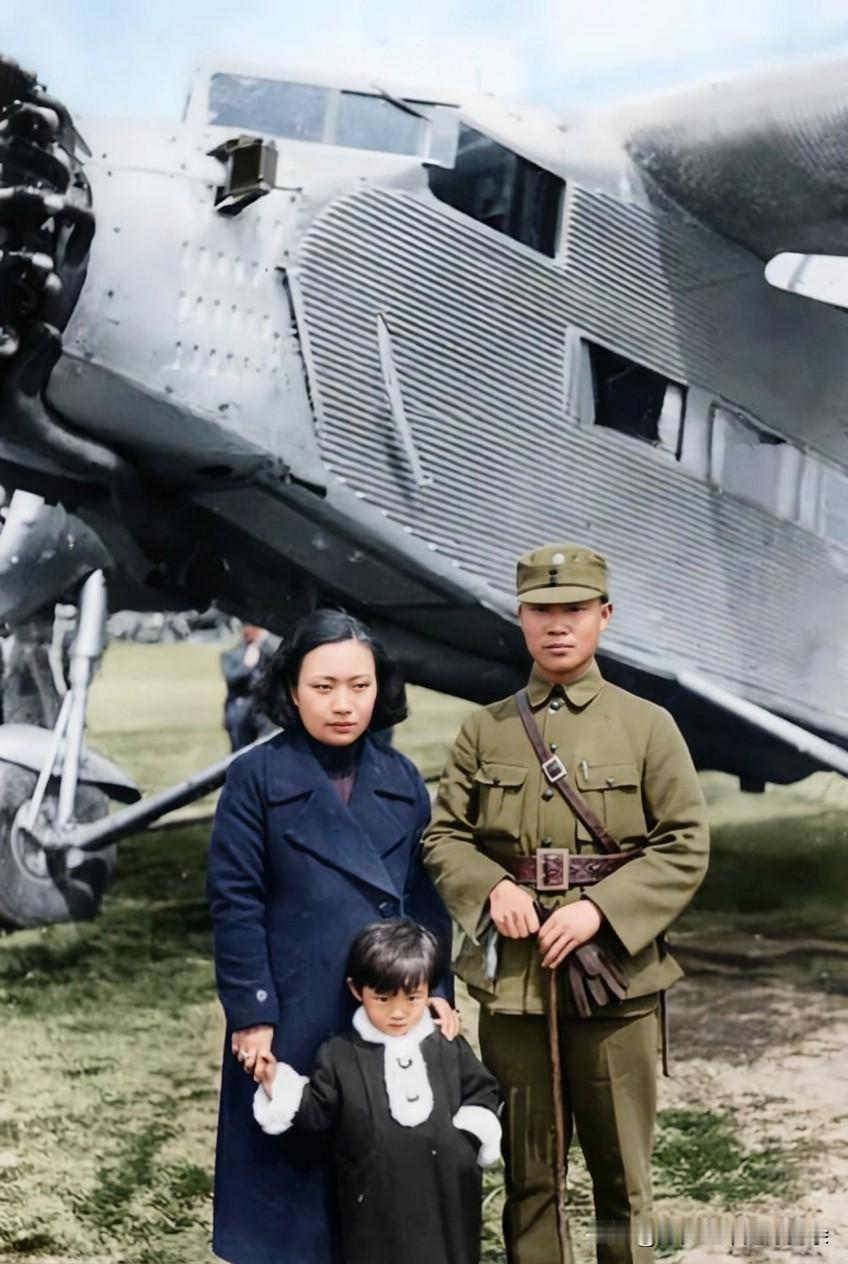 1942年，陈诚和夫人谭祥、长子陈履安在重庆机场。
 
此时正值抗日战争相持阶段