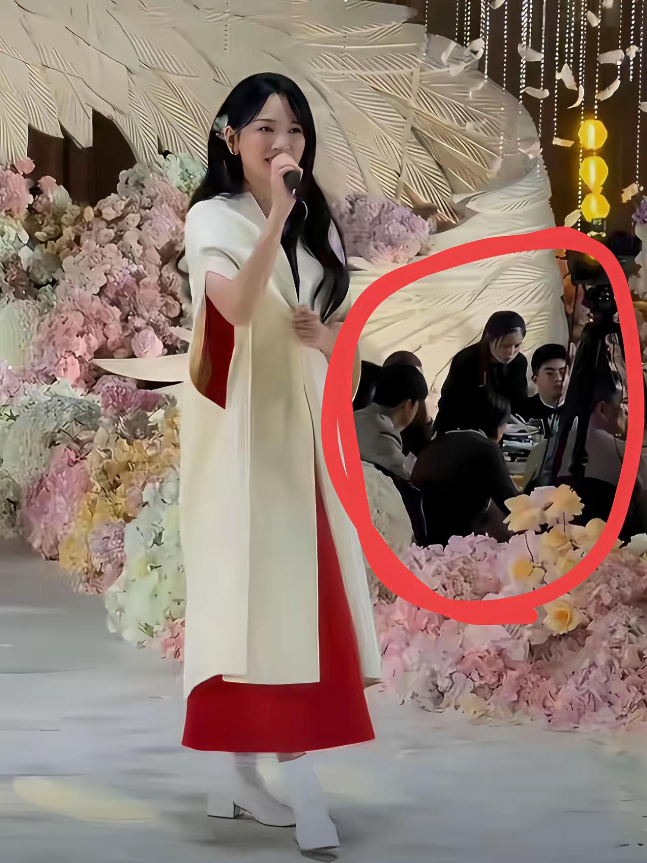 金莎这场商演，看得人心里发堵。
 
43岁的人，拿着《星月神话》的招牌，本是一代