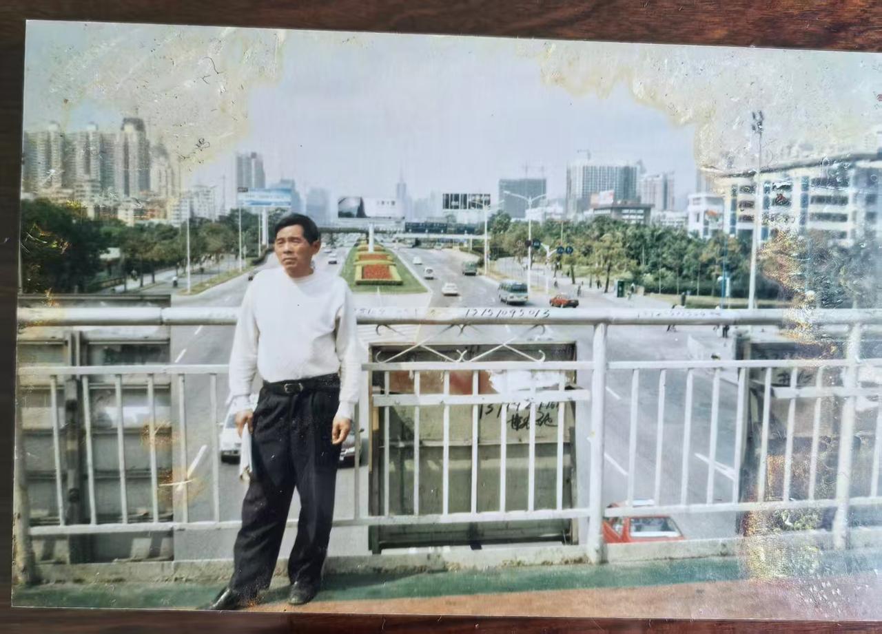 父亲的芳华
今天是父亲节，也是夏至。晨光透过窗纱，照在孩子的笑脸上，我很想父亲—