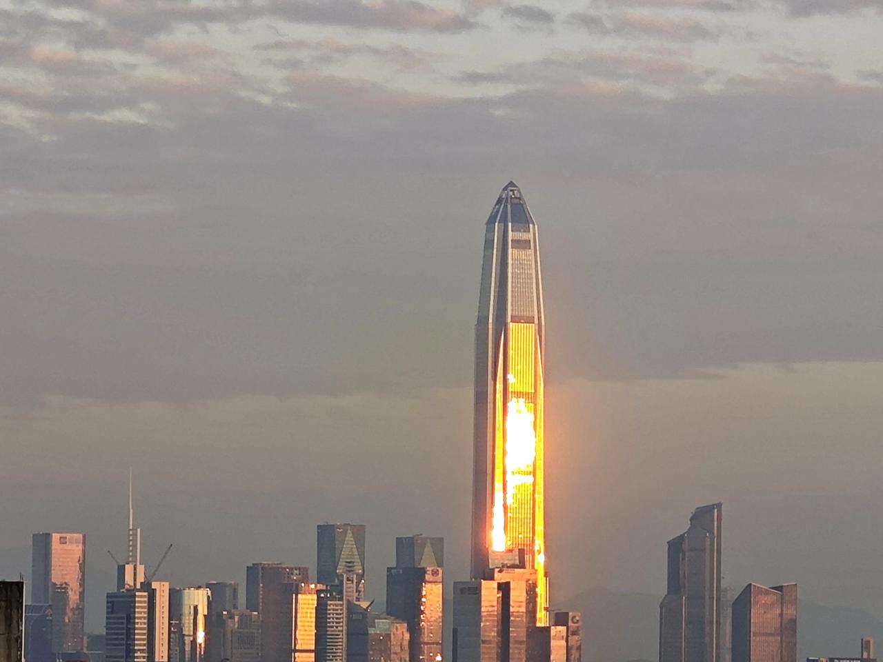 下午5:30的深圳第一个摩天楼，599.2m的平安国际金融中心，夕阳映照，金光闪