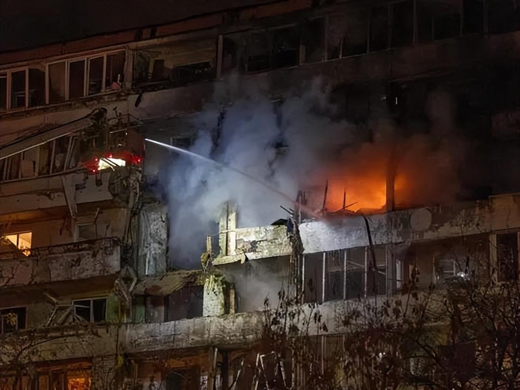 基辅的天空被导弹尾焰和爆炸火光彻底染成了红色！5月24日这场史无前例的空袭，把乌