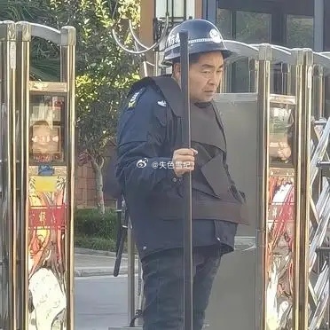 你是否注意到小区保安的面孔越来越苍老？那些曾经穿着制服、精神抖擞站在大门口的年轻