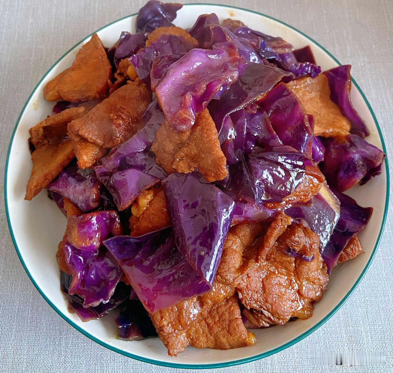 别总是凉拌，今日也来学学友友们的做法，把紫甘蓝炒着吃，脆脆的口感，还挺不错的。