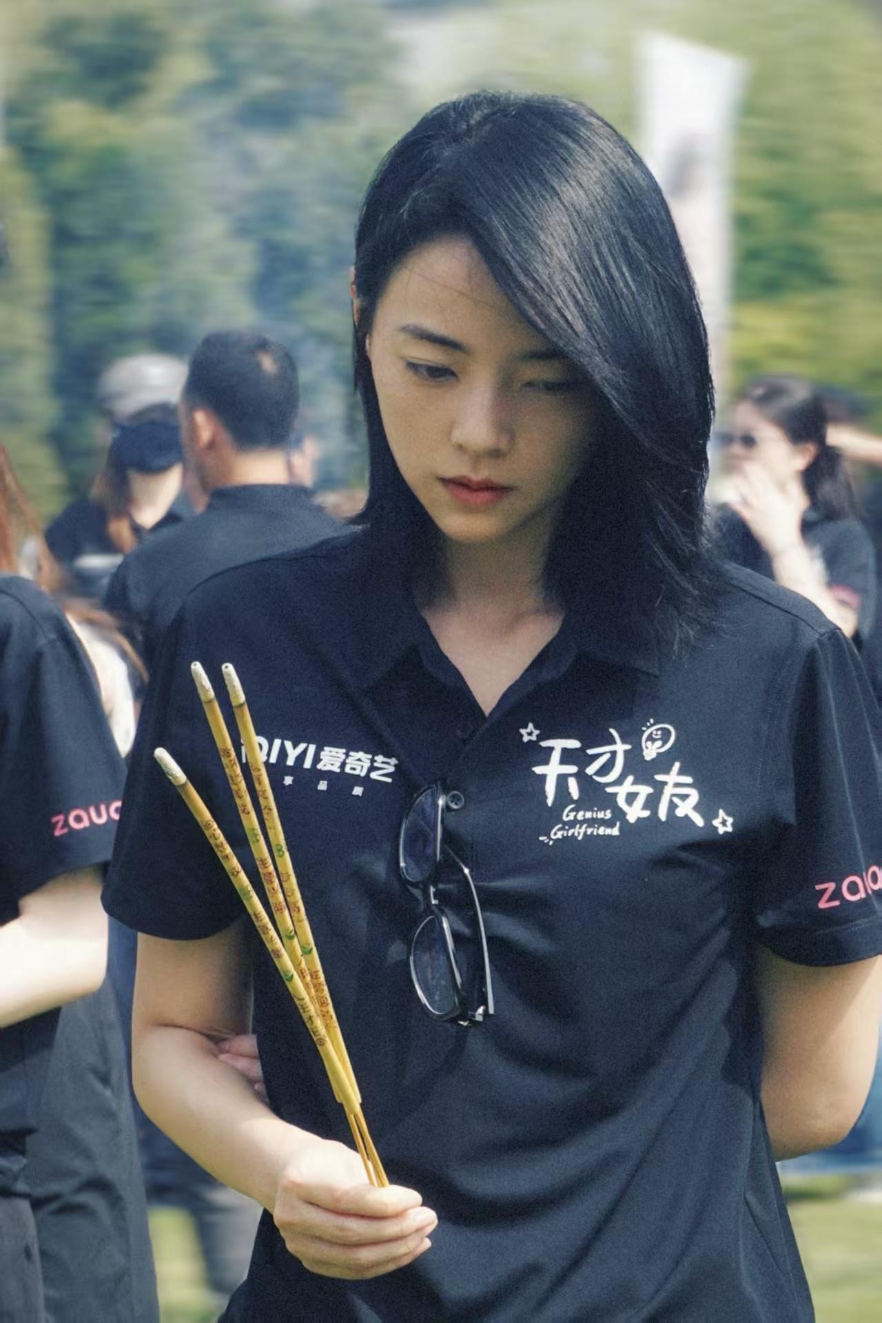 【安沺】短发女星的神天才女友开机安沺天才女友 ​​​
