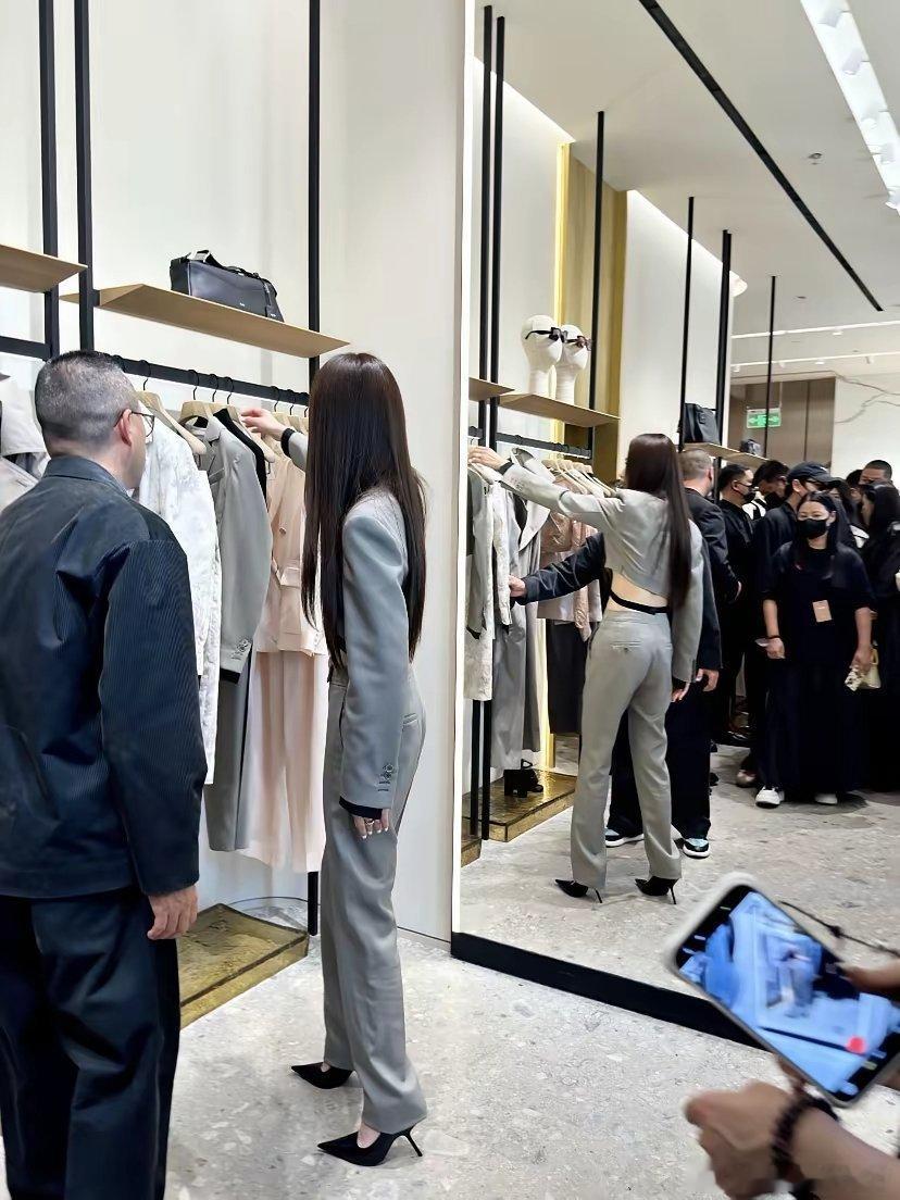 戚薇，最让我惊讶的不是她那僵硬的脸也不是她那排骨平胸而是她那这高跟鞋居然是歪的鞋