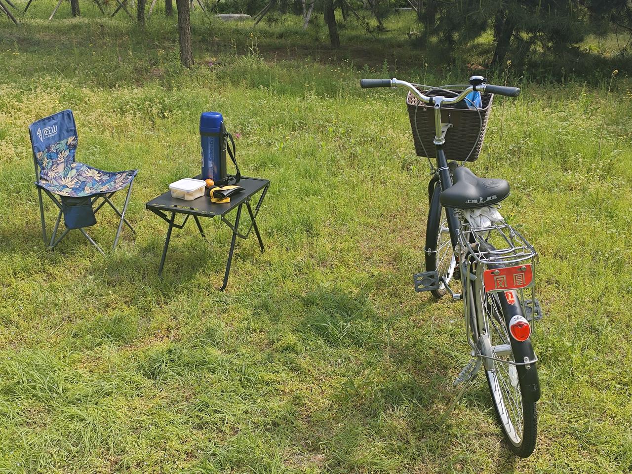 晨练随笔
 
清晨的风裹着草木的清香，天气晴好得刚刚好。骑上单车，慢悠悠晃过五公