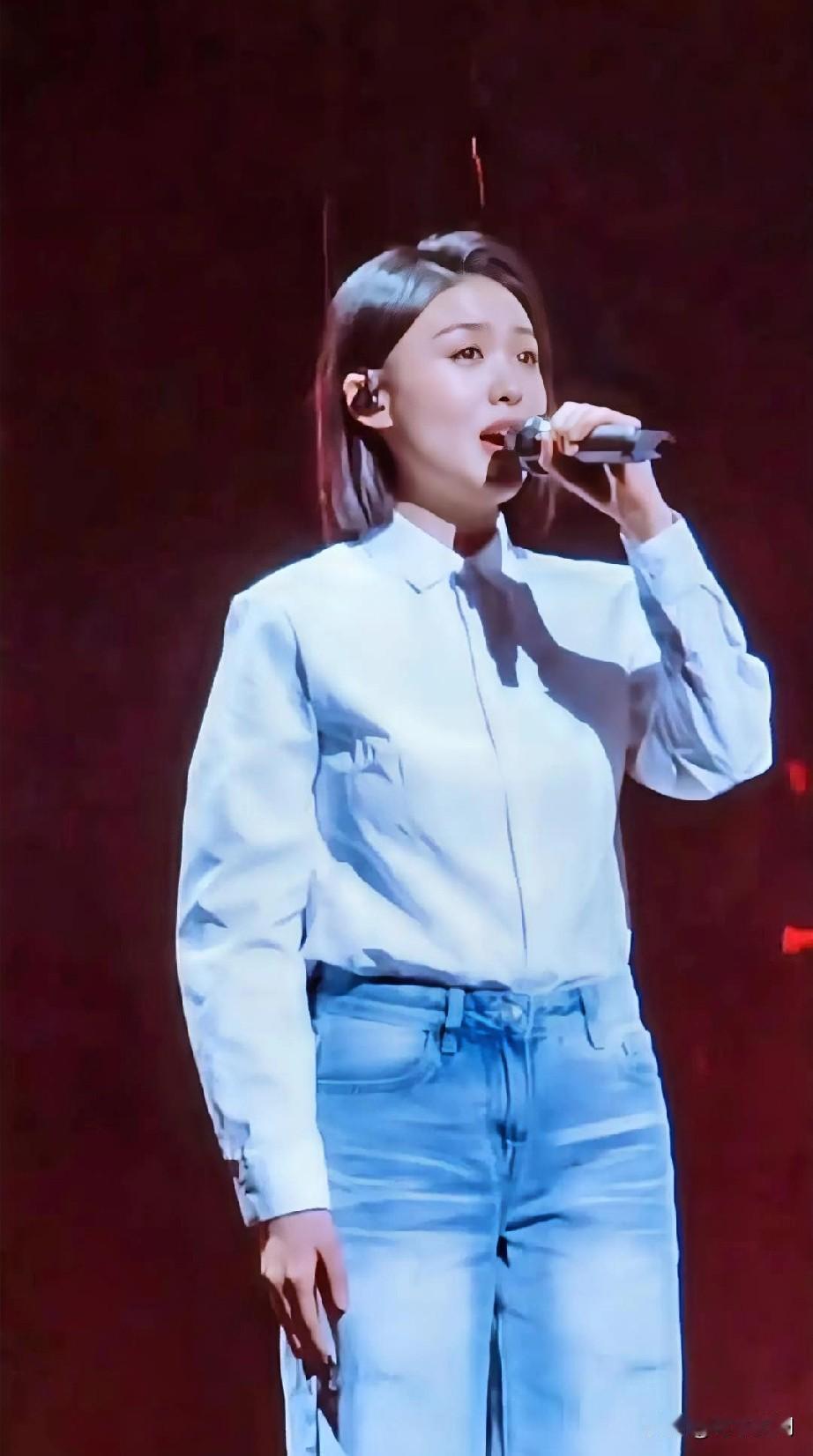 只有徐子尧唱出了致敬先烈的真挚感情，仿佛就是特意为巜沉默的荣耀》创作的。其他人唱