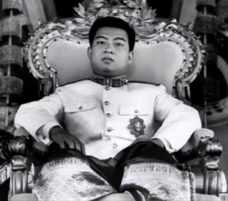 1941年，法国殖民者烦了，随手一指，19岁的西哈努克稀里糊涂被推上王位。

主
