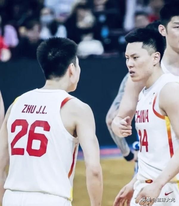 男篮坏消息！朱俊龙和李宏权伤停
刚收到的消息，中国男篮三大锋线出现不同问题，该记