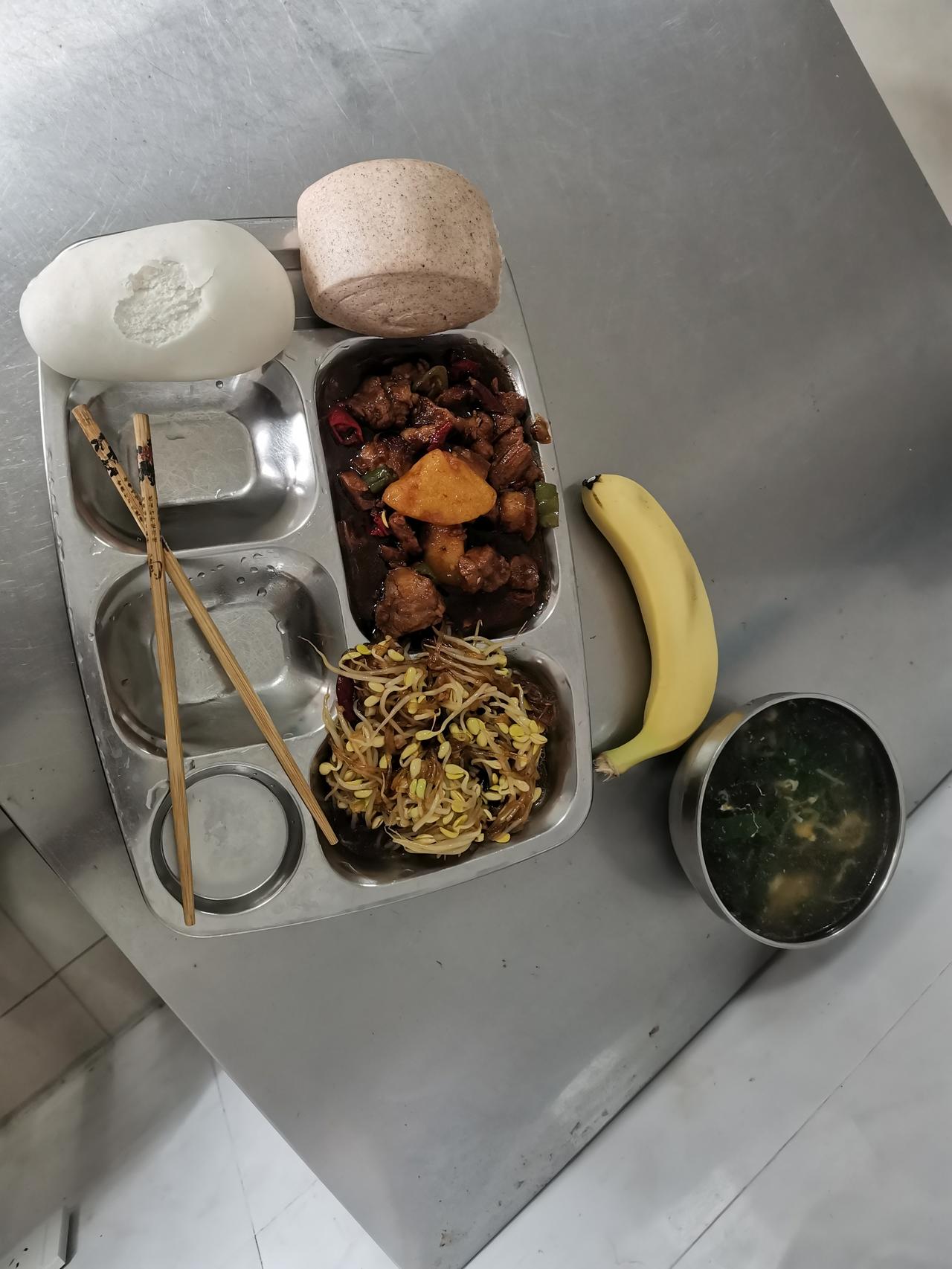 简单朴实的午餐，满足一天的能量！🍜🍌🍚
