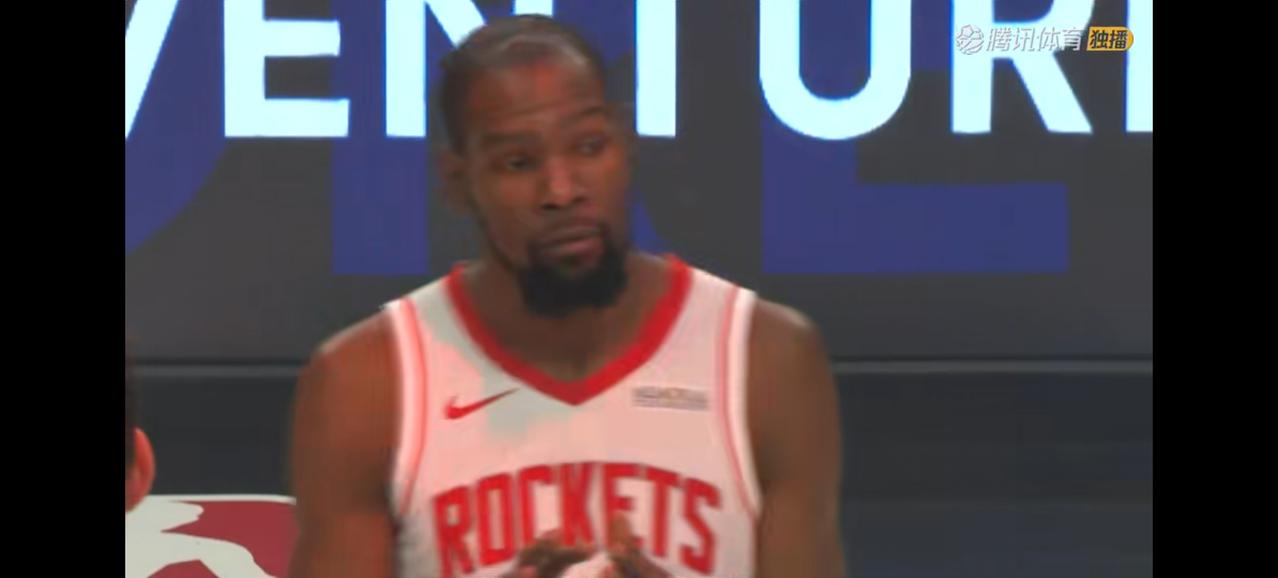 难怪杜兰特怒摔矿泉水瓶，他的队友太不给力了。第3节结束，火箭还领先13分。没想到