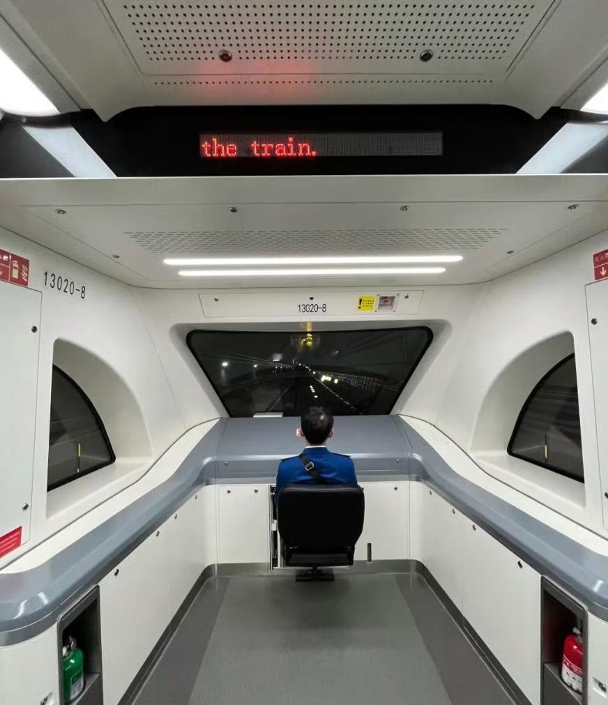 成都地铁还是太超前了 第一次遇到这种驾驶舱视角有种科幻感的 