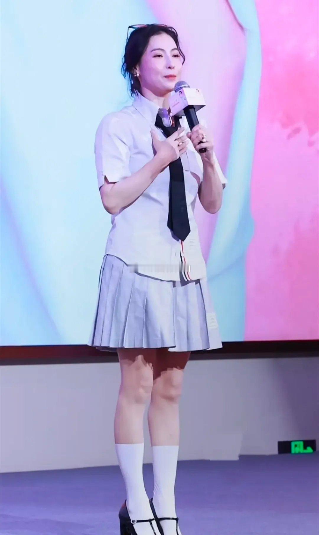 张柏芝46岁生日仍开工，浅紫学生装造型翻车引热议5月24日恰逢张柏芝46岁生日，