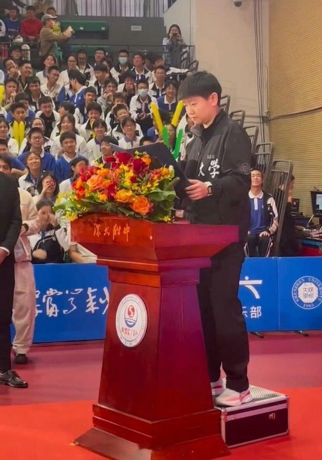 孙颖莎来深圳啦  是我们深圳大学俱乐部的孙颖莎来啦[高分喷雾][高分喷雾][高分