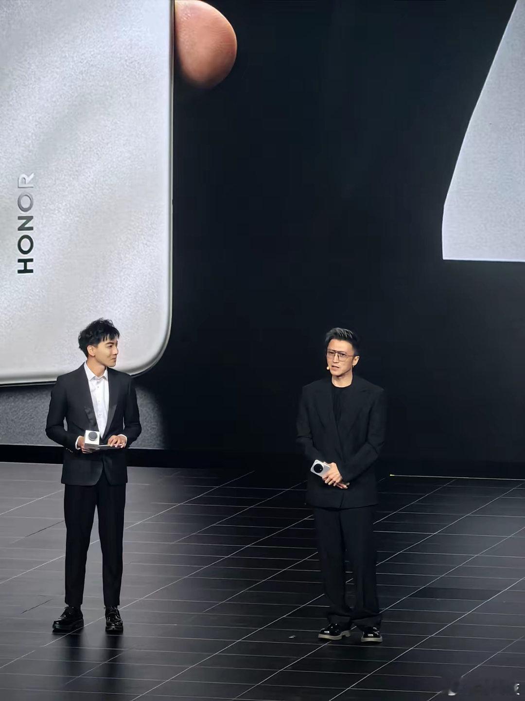 荣耀Magic8真夜神手机荣耀Magic8价格当别人忙着对标iPhone的时候，