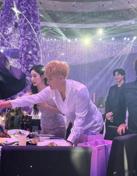 刘宇宁一脸欣慰 刘宇宁参加黄子韬徐艺洋婚礼，好兄弟好朋友成家了，充满祝福的眼神，