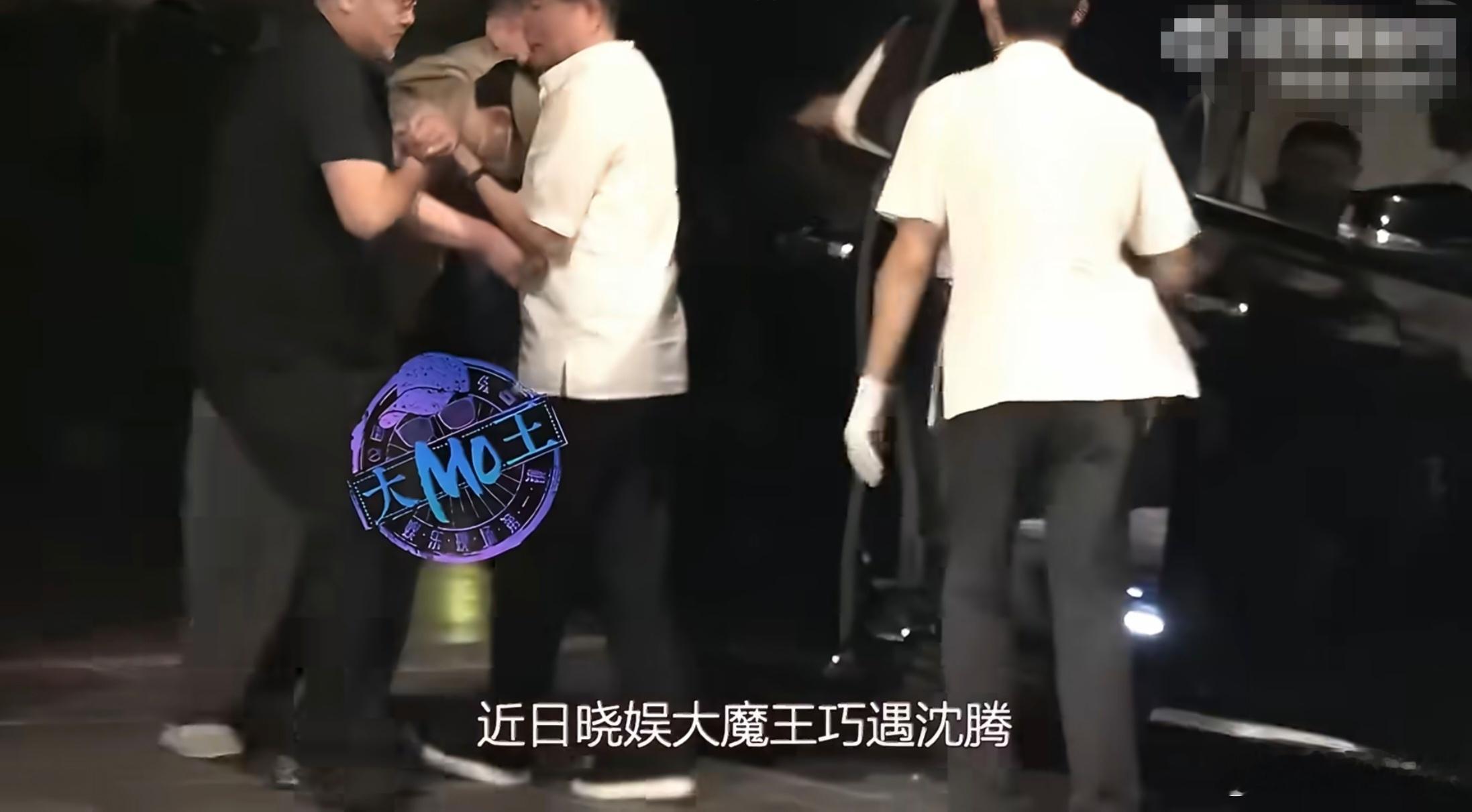 沈腾喝多了被人架上车沈腾深夜聚餐后饮酒过量，脚步虚浮难以独立行走，几位朋友合力将