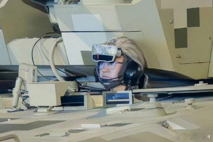 九三阅兵倒计时半个月太科幻了，坦克兵也戴上智能VR眼镜，一夜之间东大的军事科技让