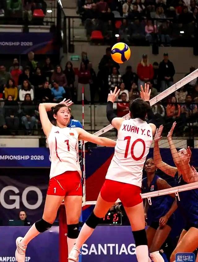 三局比分全没过20，这球输得人直拍大腿。

中国U17女排0比3被美国队横扫，直
