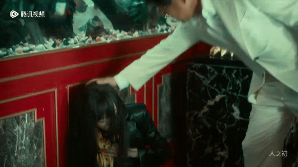 被唐嫣演的曲梦虐的心肝疼电视剧人之初 她的痛是生理性的。你能从她紧绷的下颌、收缩