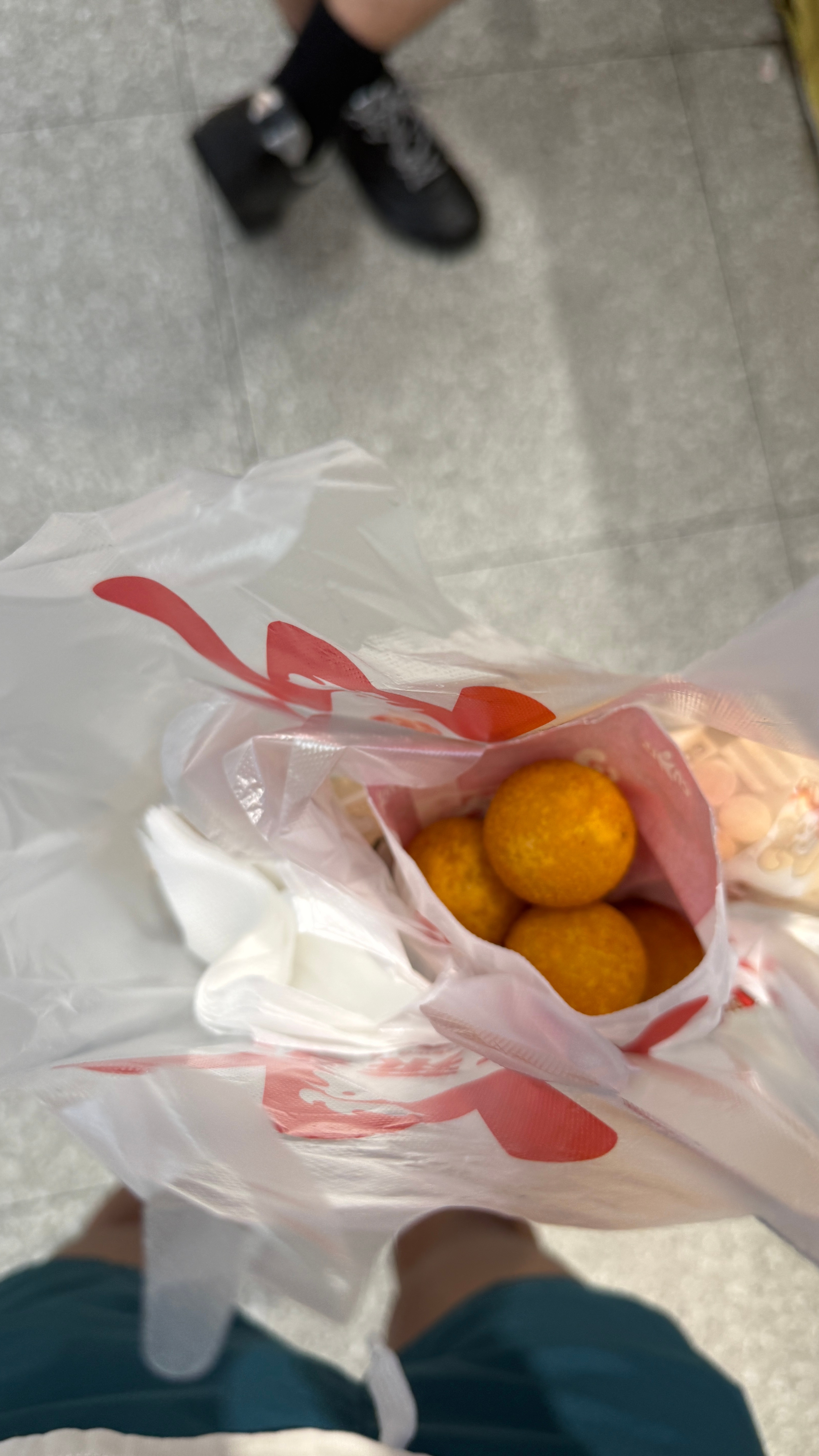 刚吃完两根正新鸡排的烤肠，又买了正新鸡排的一只全鸡，一个汉堡，一份芋泥球，车上还