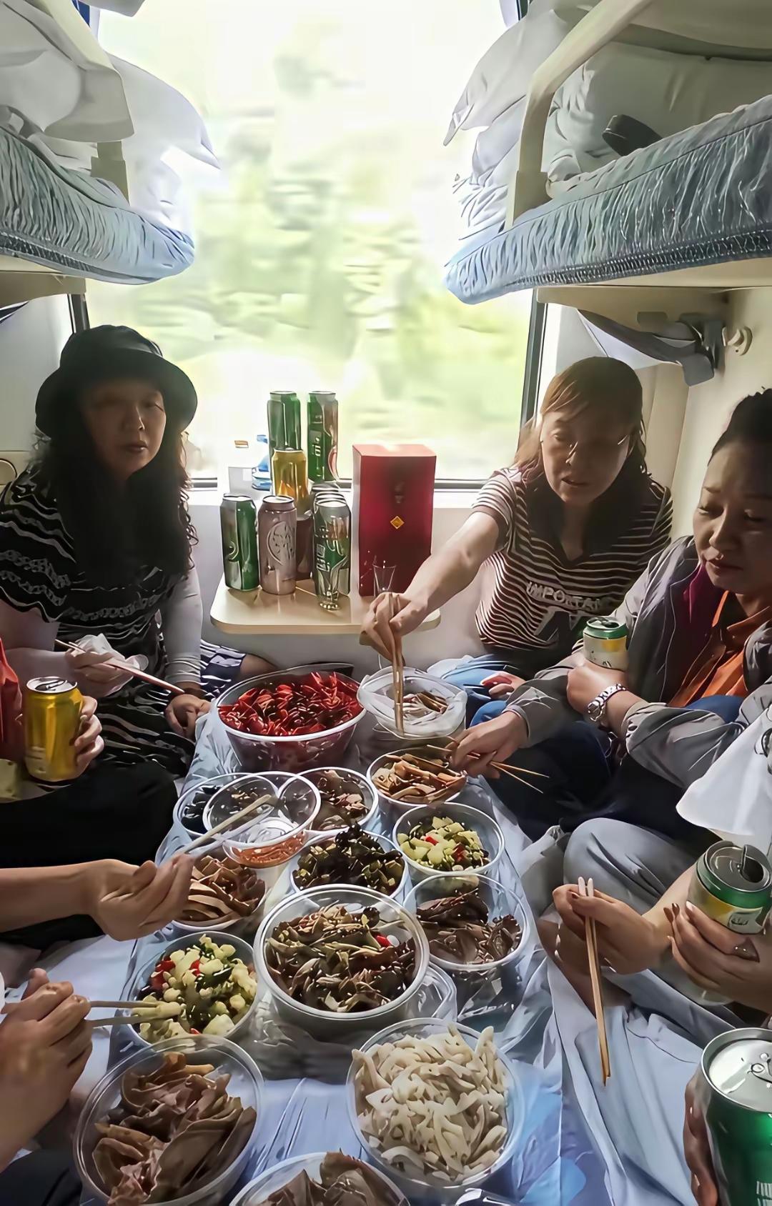 我猜想，她们应该有退休金吧？
她们会不会也在列车上跳广场舞？
