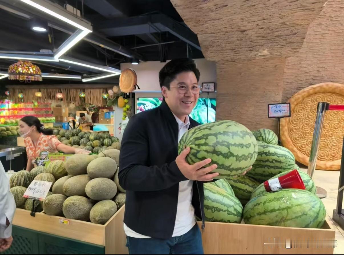 霍启刚在新疆应该能体验到普通人的生活吧，没人追星也没人打扰，毕竟新疆认识他的人不