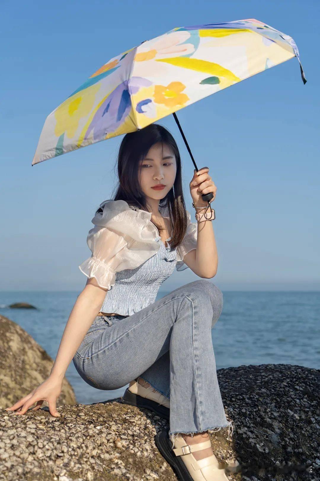 踏着夕阳归去
 
晚风漫过暮色，耳畔缓缓响起《踏着夕阳归去》温柔的旋律，所有白日
