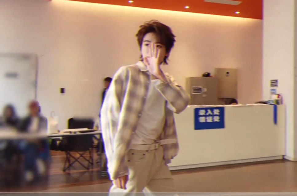 这个小松松真的太好了，都走进屋子了还在一步三回头使劲挥挥打招呼 