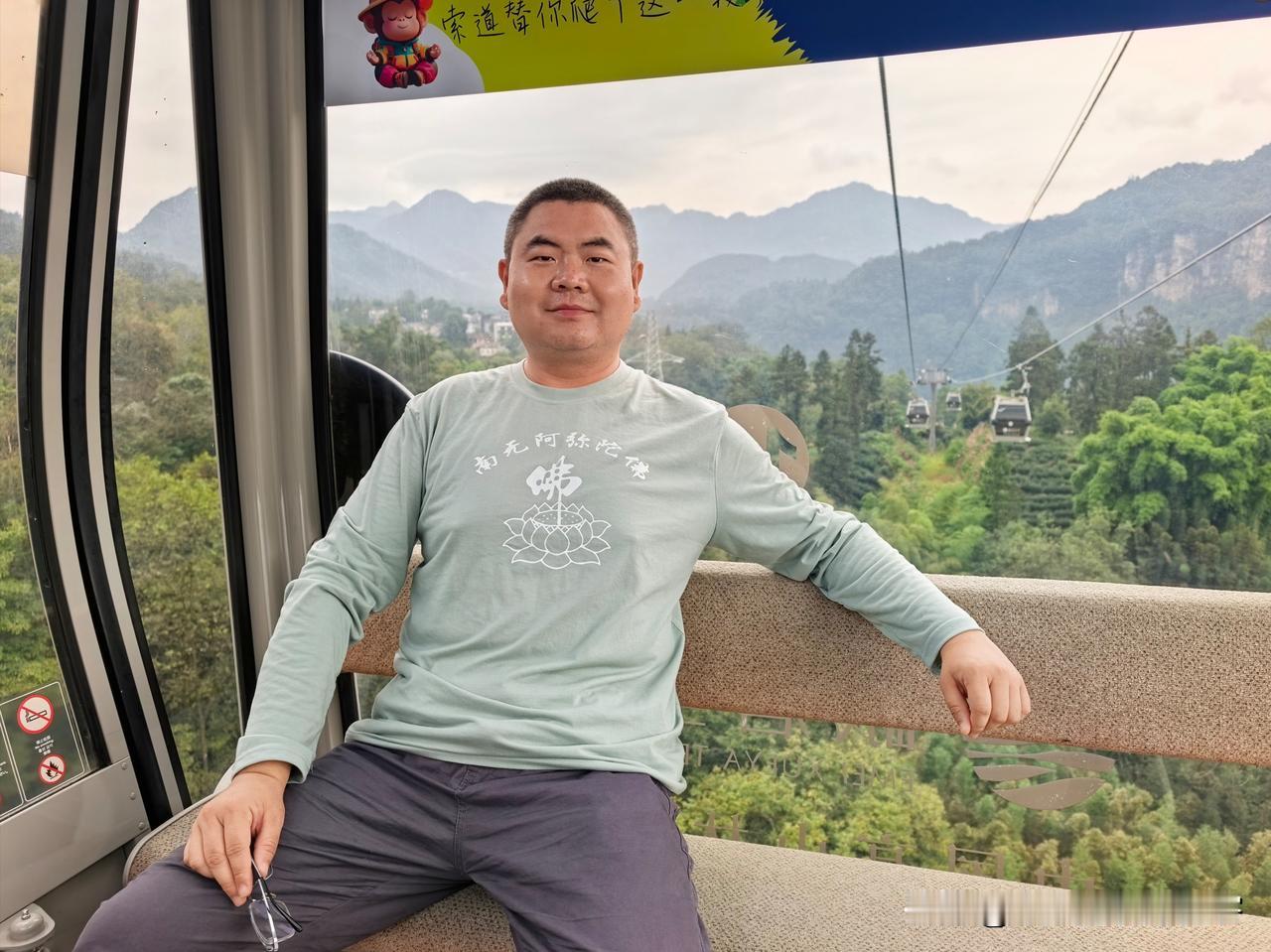 国庆节假期最后一天，峨眉山的游客数量瞬间减少。上午十点，乘坐缆车，前往万年寺。不
