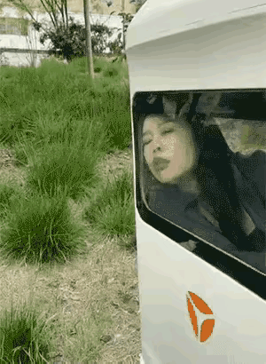 坐车太困了，美女靠着车窗玻璃眯着眼休息，谁知道就这么个空档，被一个过路的中年男人