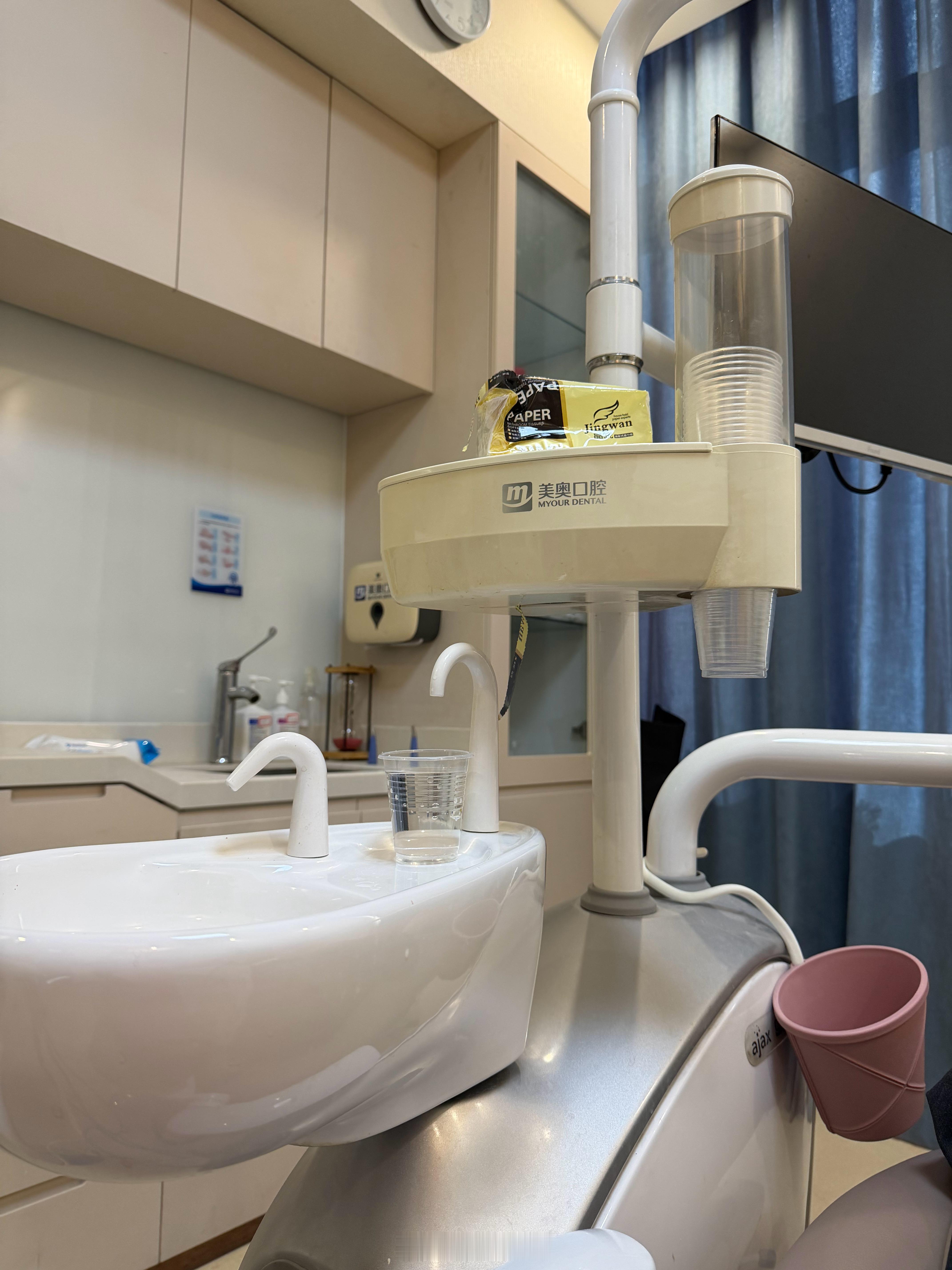 一躺上这个看牙的椅子，小时候被拔牙支配的恐惧就追着我来了