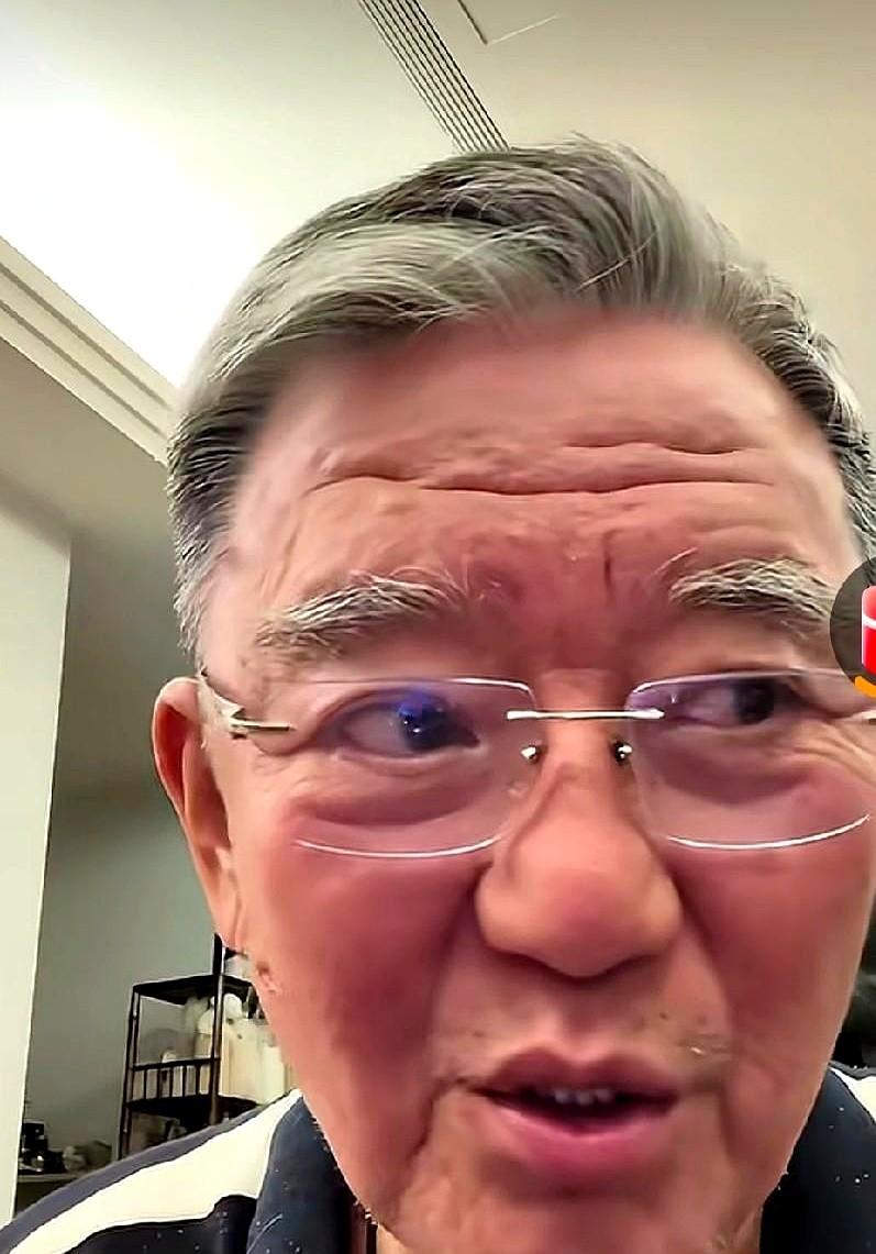 李立群直播时爆了个料，74岁老戏骨的婚姻秘诀，竟然是把钱全交给老婆管？

他说从