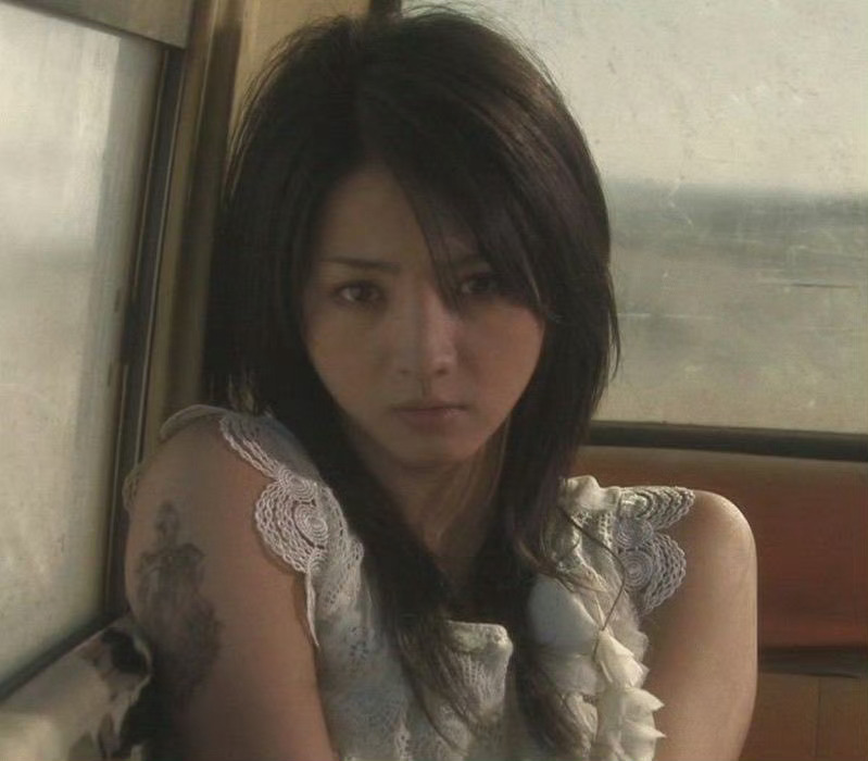 满岛光宣布再婚且已怀孕，男方是日本当下人气较高的新生代模特浅野启介。两人在社交平