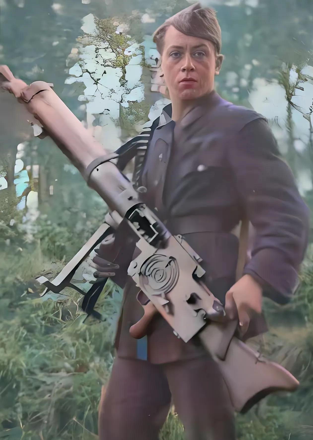 大家仔细看，这名战士手中的机枪真的是太奇怪了，估计知道的人很少吧。
照片中，这名