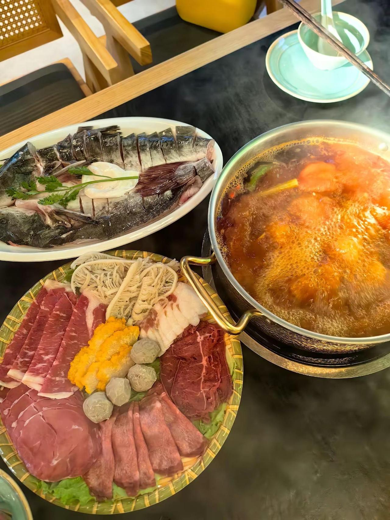 熙牛里酸汤火锅🥘！两只吞金兽，一盘牛肉完全不够他们吃！城市烟火气打卡 贵州酸汤