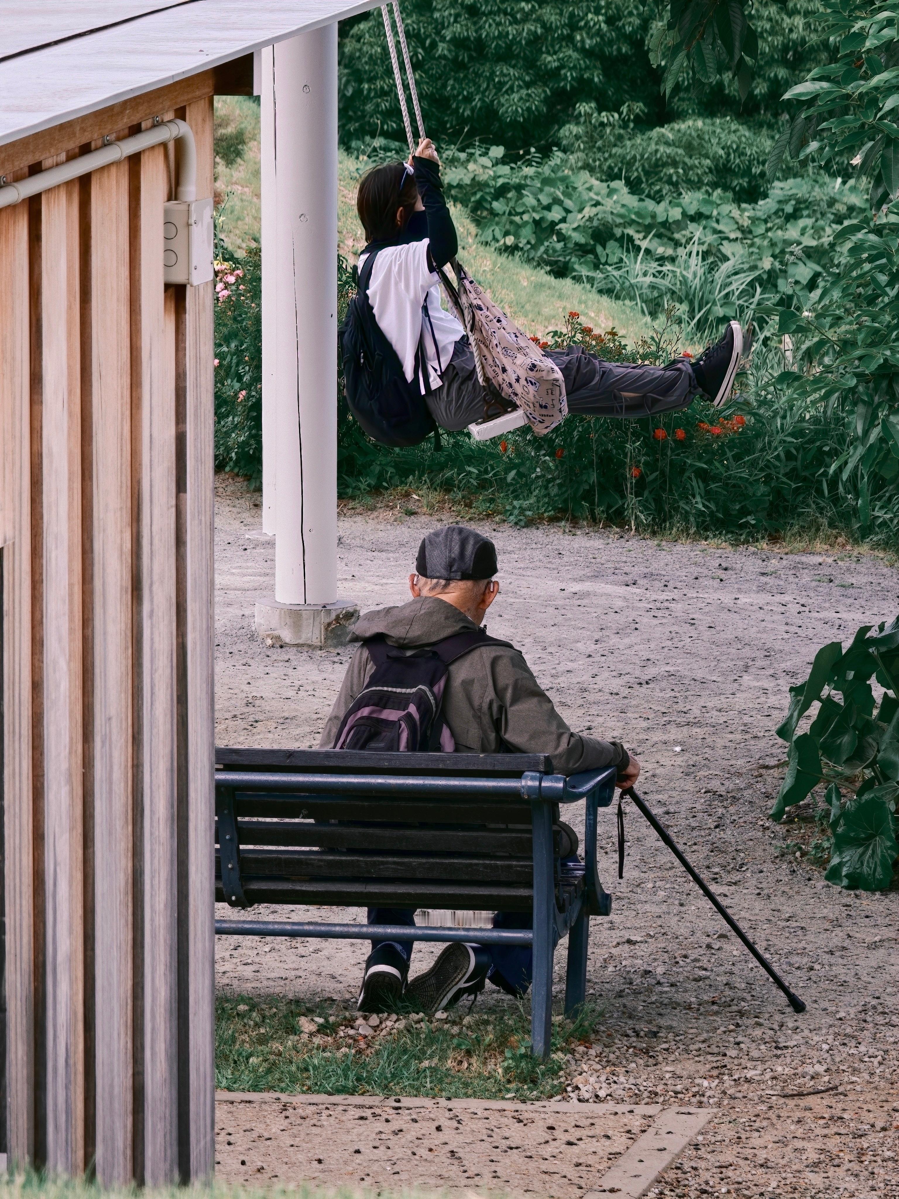 今天订机票发现燃油附加费又涨了，话说，没油您飞什么飞机啊😂？我个人强烈建议取消
