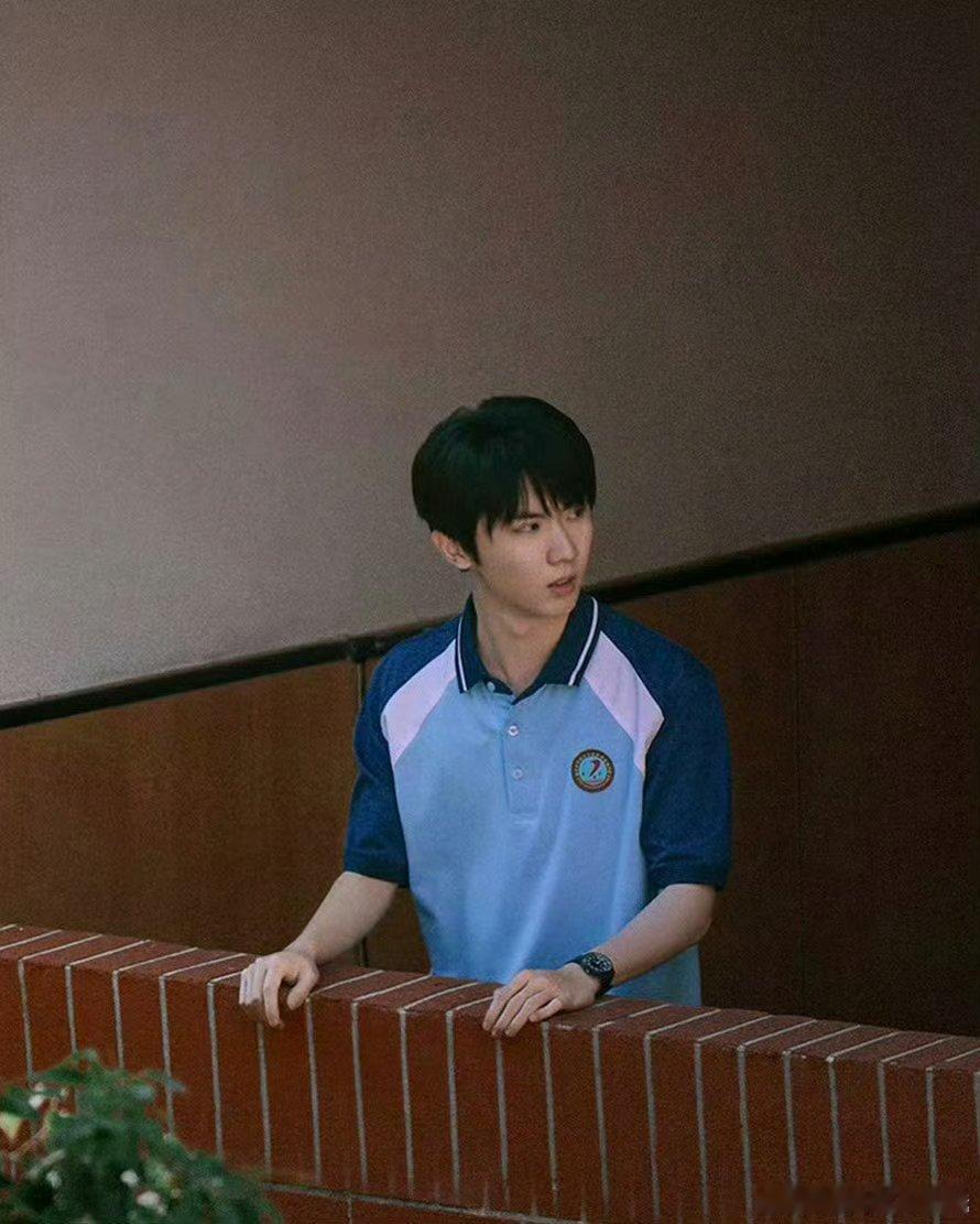 马嘉祺新剧我们生活在南京剧照🈶好清爽的小哥哥啊 我们的白杨学长