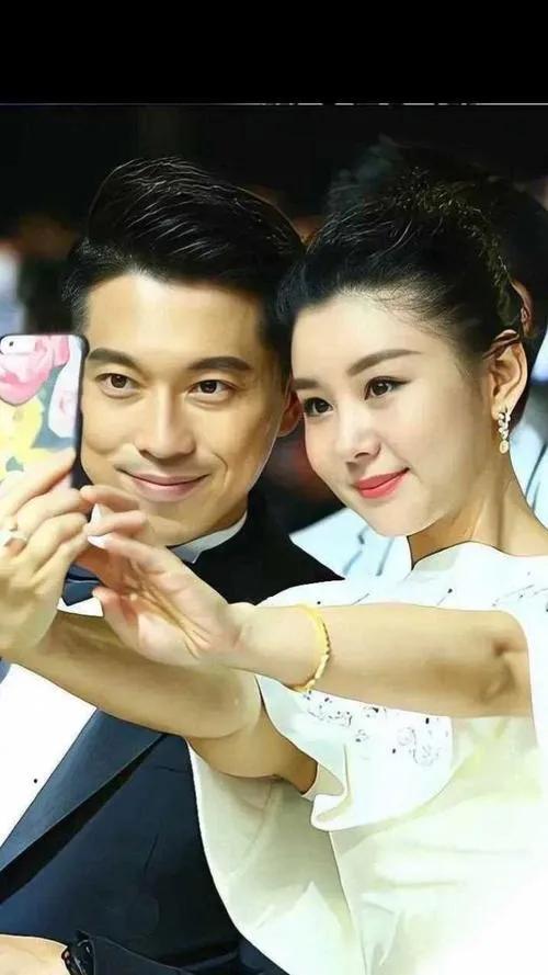 李小萌与王雷这对娱乐圈“清流夫妻”，再次成为舆论焦点。从校园恋爱到婚姻殿堂，两人